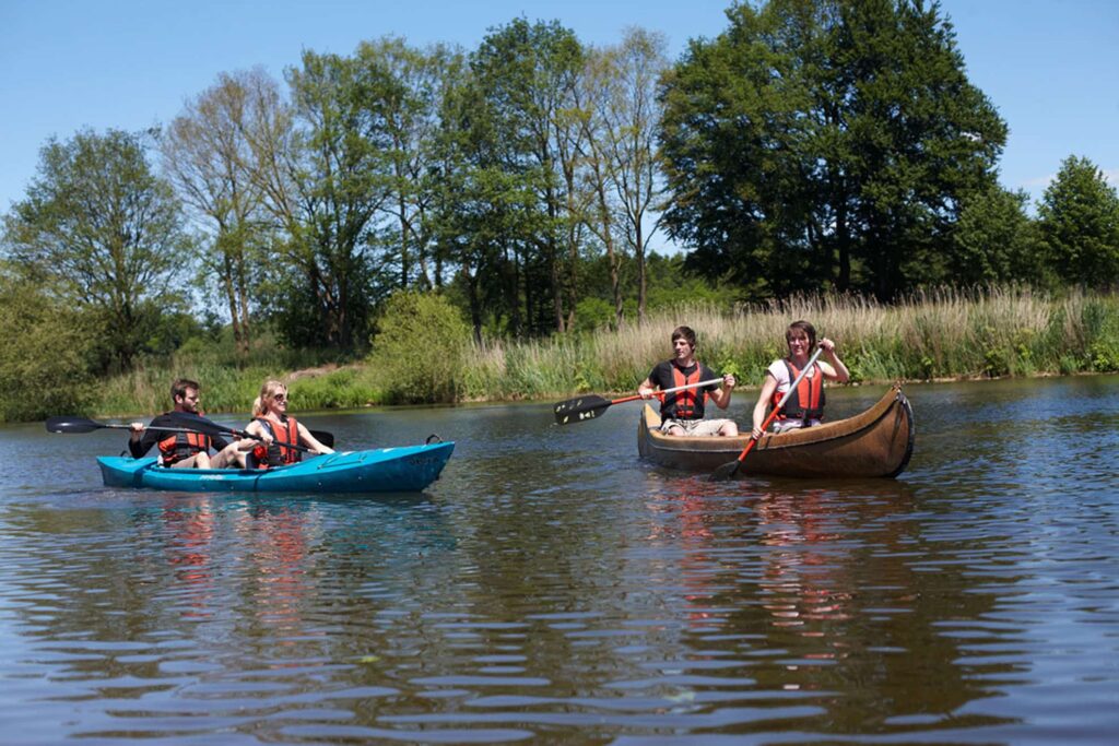 Familienhotel Gut Landegge im Emsland: zwei Kanus mit zwei Paaren auf dem Wasser