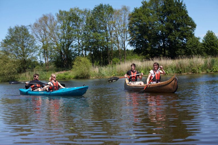 Familienhotel Gut Landegge im Emsland: zwei Kanus mit zwei Paaren auf dem Wasser