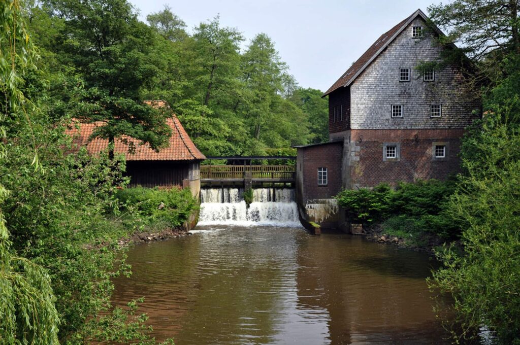 Familienhotel Gut Landegge im Emsland: Umgebung Meppen, Haus mit Wasserfall
