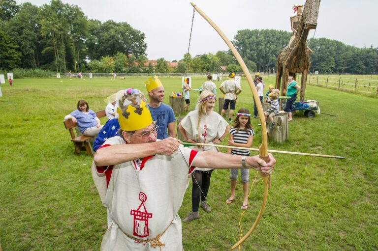 Familienhotel Gut Landegge im Emsland: Ritter und Kinder beim Bogenschießen