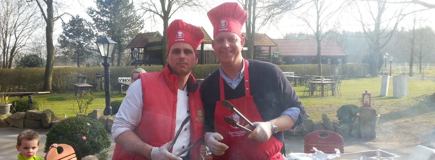 Familienhotel Gut Landegge im Emsland: Männer am Grill mit Kochmütze