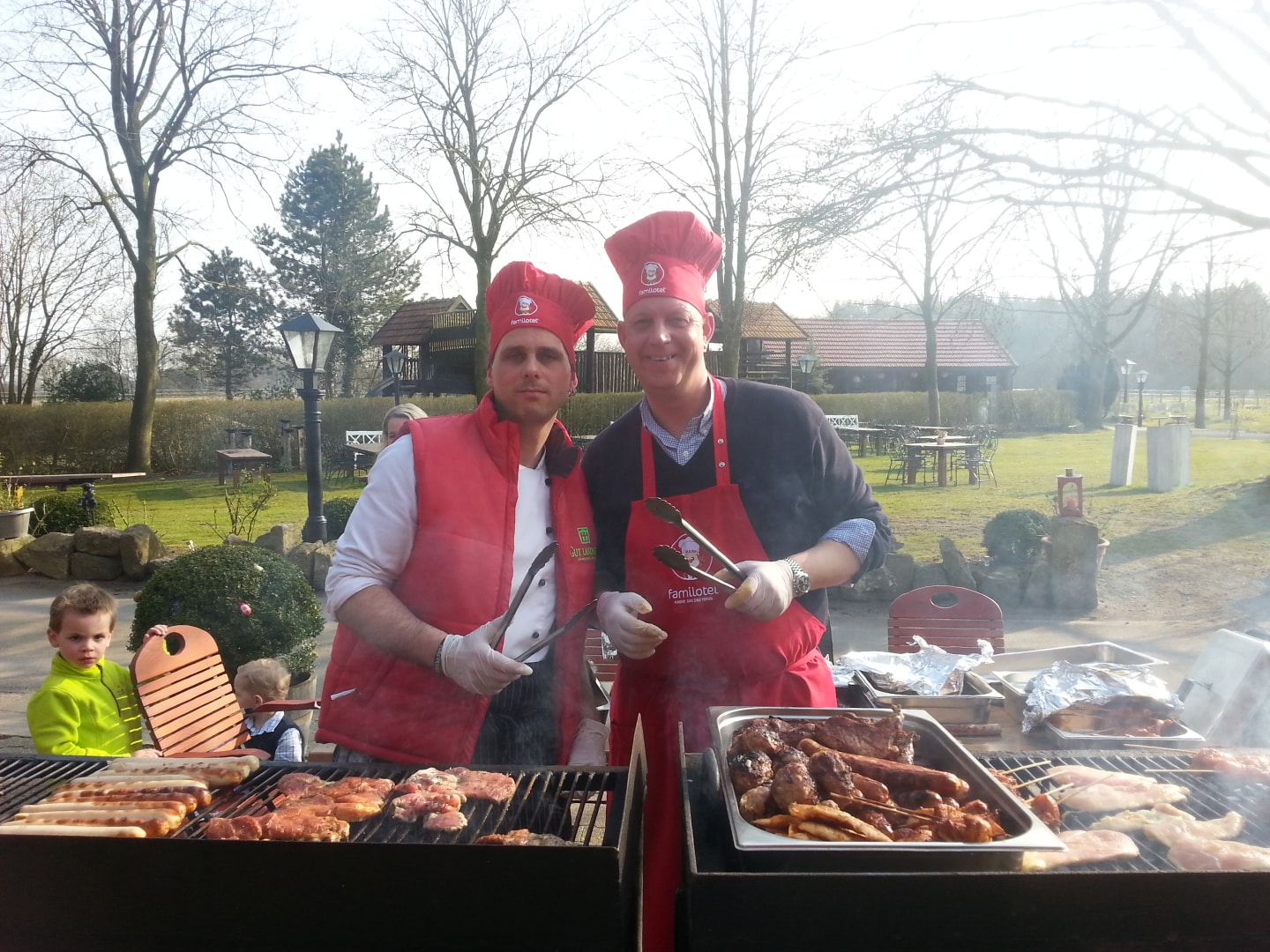 Familienhotel Gut Landegge im Emsland: Zwei Köche am Grill mit Kochmütze