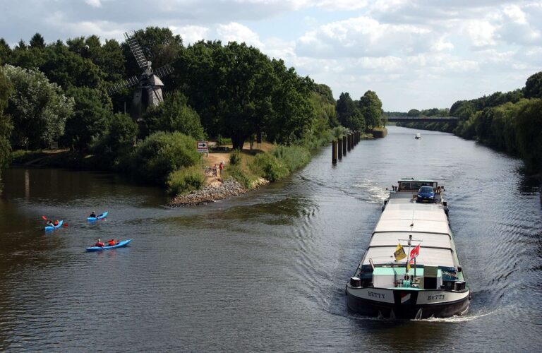 Familienhotel Gut Landegge im Emsland: Fähre mit Auto, Kanus auf dem Wasser und einer Mühle