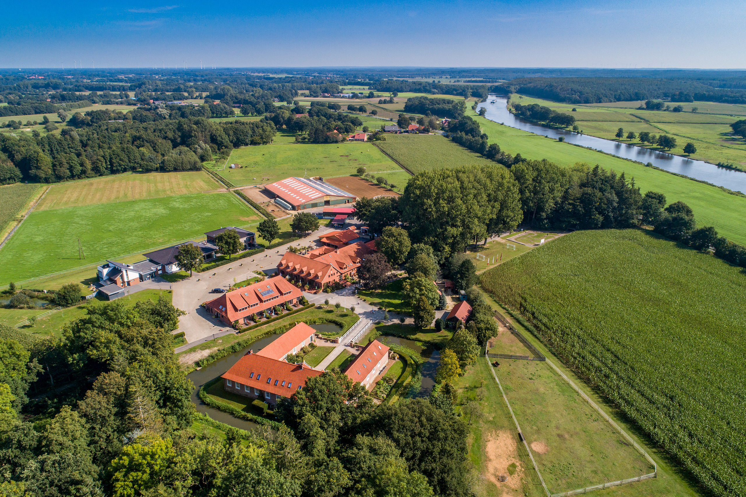Luftaufnahme von gut Landegge mit Stallungen und Außenanlagen
