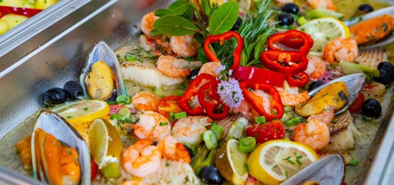 Familienhotel Gut Landegge im Emsland: angerichtetes Essen Restaurant Meeresfrüchte mit frischen Gemüse