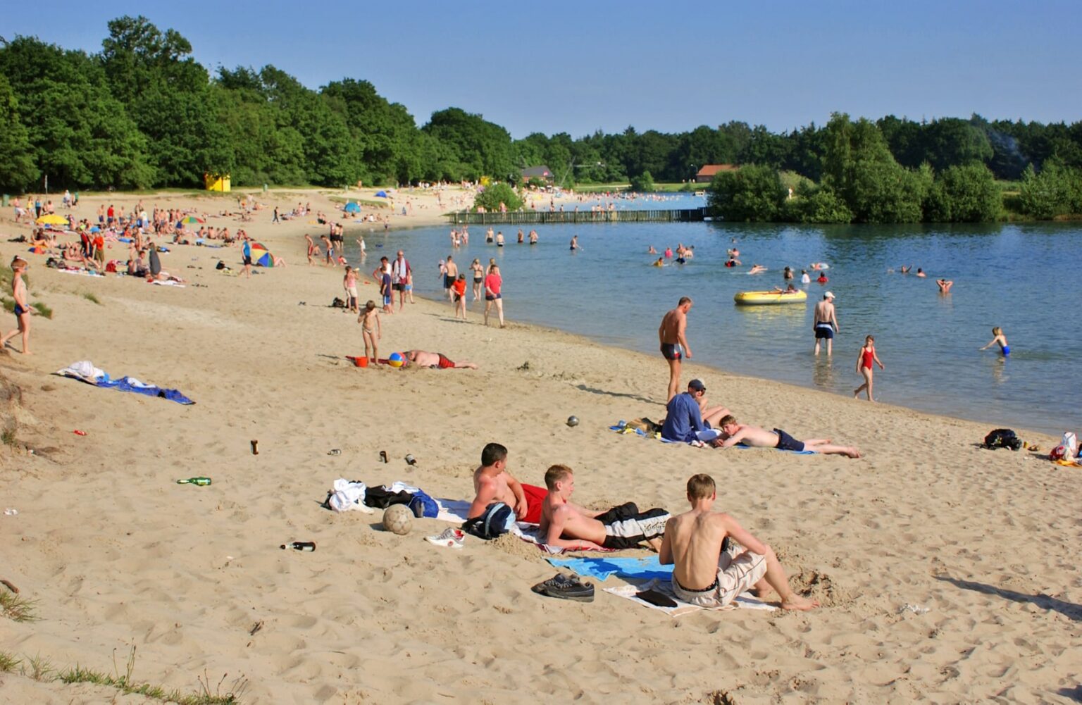 Familienhotel Gut Landegge im Emsland: Strand Dankernsee mit vielen Menschen