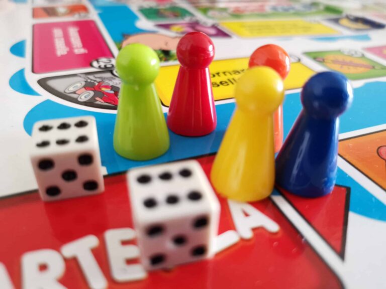 Familienhotel Gut Landegge im Emsland: Gut Landegge Brettspiel, Mensch ärgere dich nicht, Würfel