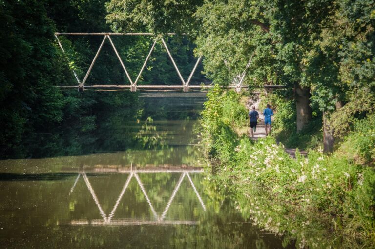 Familienhotel Gut Landegge im Emsland: Gut Landegge Zwei Jogger am Flusskanal